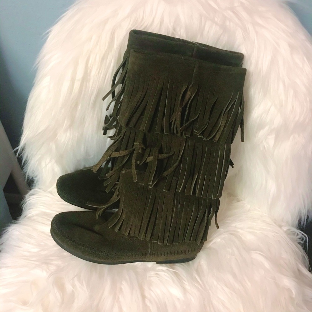 Minnetonka Fringe moccasin Boot